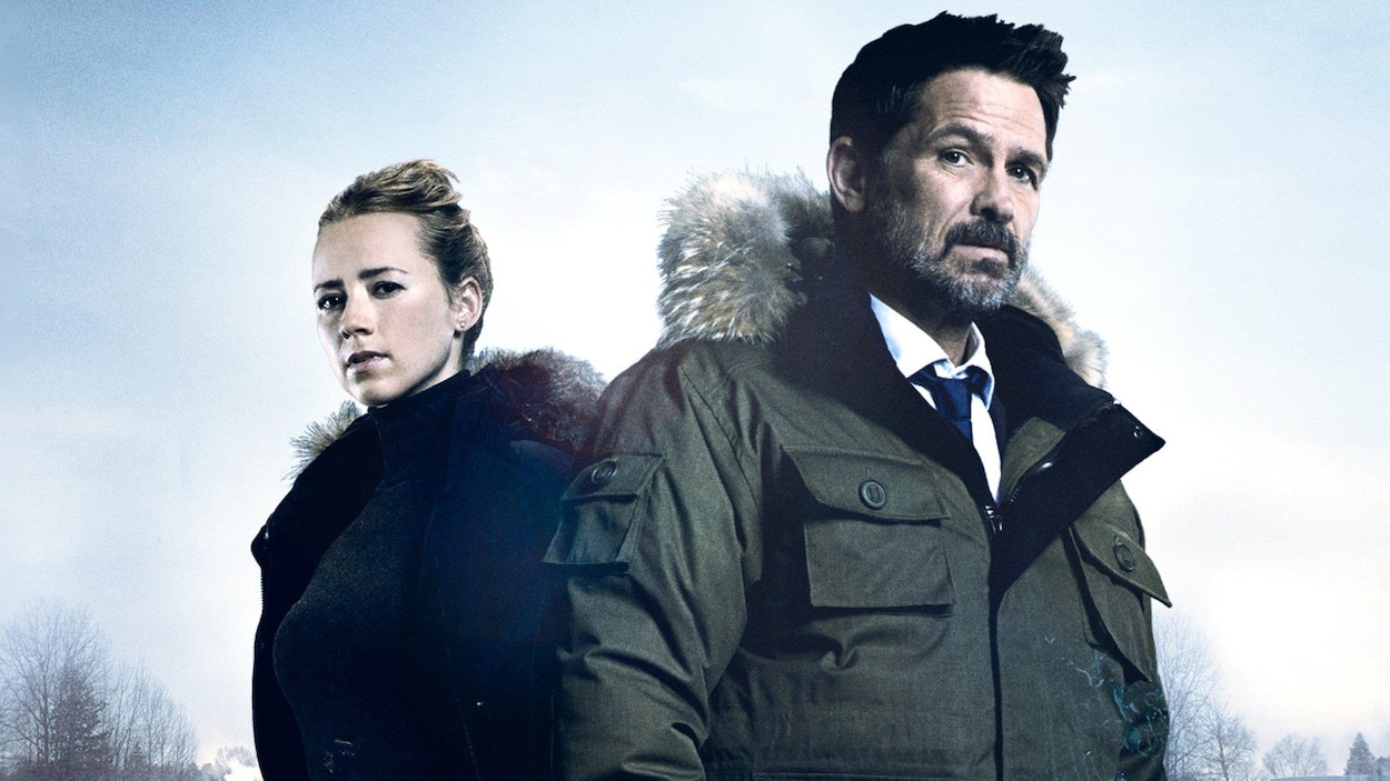 Les comédiens Billy Campbell et Karine Vanasse en costumes pour la série « Cardinal »