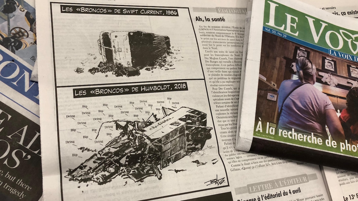 La caricature montre deux vignettes. Dans chacune d'elle, il y a un accident d'autocar. La première vignette montre l'accident impliquant les Broncos de Swift Current en 1986. On y voit la carcasse silencieuse de l'autocar accidenté. La seconde vignette représente l'accident impliquant les Broncos de Humboldt en 2018. Elle montre l'autocar accidenté. Il en sort d'innombrables sons : "bip" et "dring", en référence aux téléphones intelligents des membres de l'équipe. La caricature montre deux vignettes. Dans chacune d'elle, il y a un accident d'autocar. La première vignette montre l'accident impliquant les Broncos de Swift Current en 1986. On y voit la carcasse silencieuse de l'autocar accidenté. La seconde vignette représente l'accident impliquant les Broncos de Humboldt en 2018. Elle montre l'autocar accidenté. Il en sort d'innombrables sons : "bip" et "dring", en référence aux téléphones intelligents des membres de l'équipe.