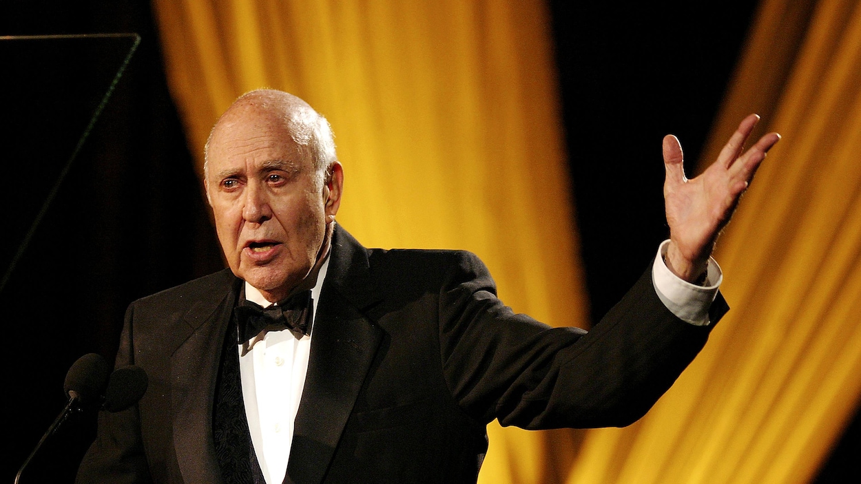 Carl Reiner en tuxedo lors d'un gala.