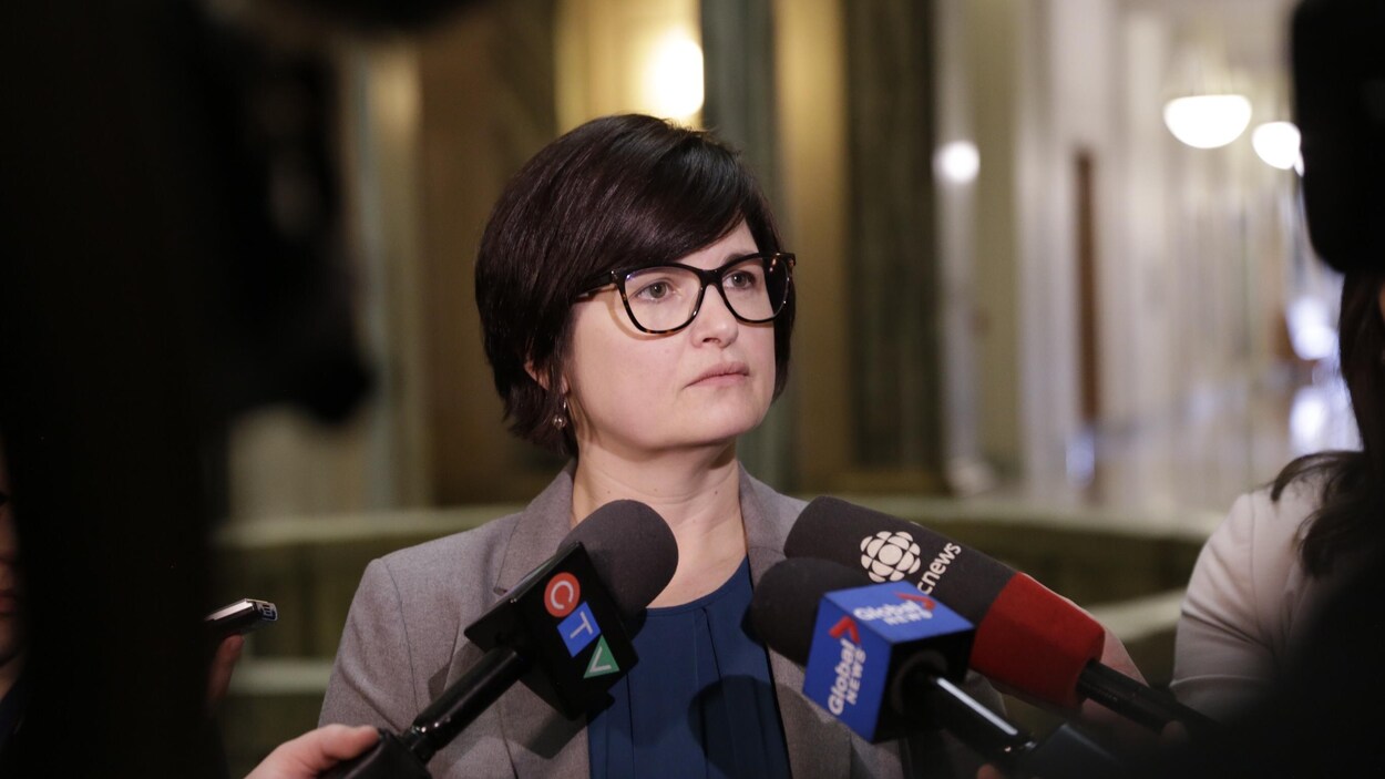 Carla Beck en point de presse.