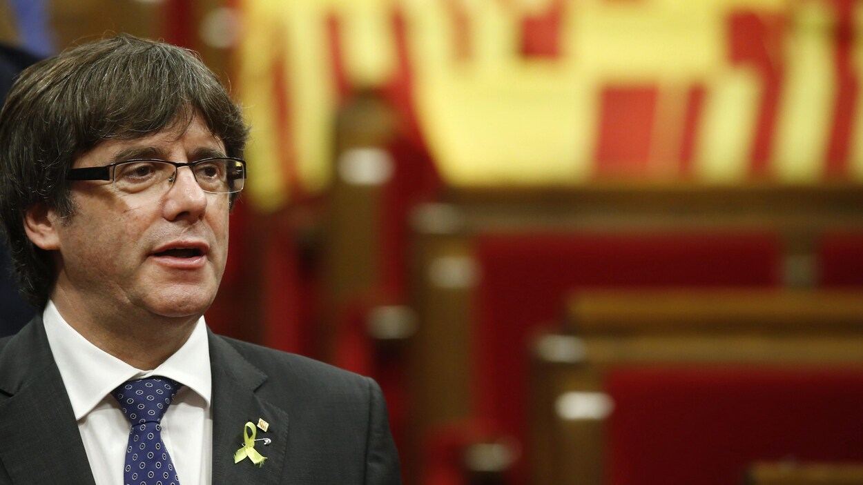 Le 27 octobre 2017, Carles Puigdemont a prononcé la déclaration d'indépendance du Parlement de Catalogne. La réaction de Madrid ne s'est pas fait attendre: le gouvernement central a mis la région autonome sous tutelle. Le 27 octobre 2017, Carles Puigdemont a prononcé la déclaration d'indépendance du Parlement de Catalogne. La réaction de Madrid ne s'est pas fait attendre: le gouvernement central a mis la région autonome sous tutelle.