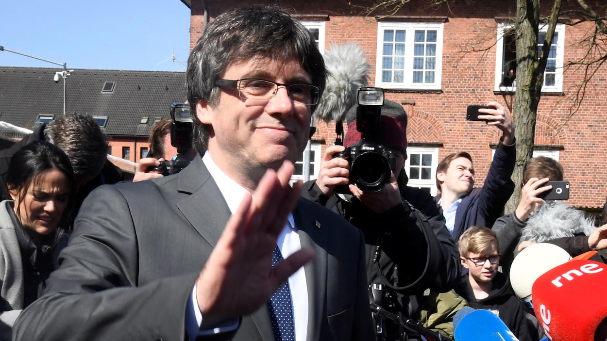 Carles Puigdemont salue des partisans à sa sortie de la prison de Neumuenste, en Allemagne. Carles Puigdemont salue des partisans à sa sortie de la prison de Neumuenste, en Allemagne.