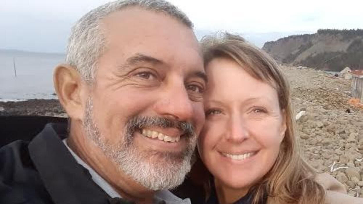 Un couple en selfie sur le bord de la plage.