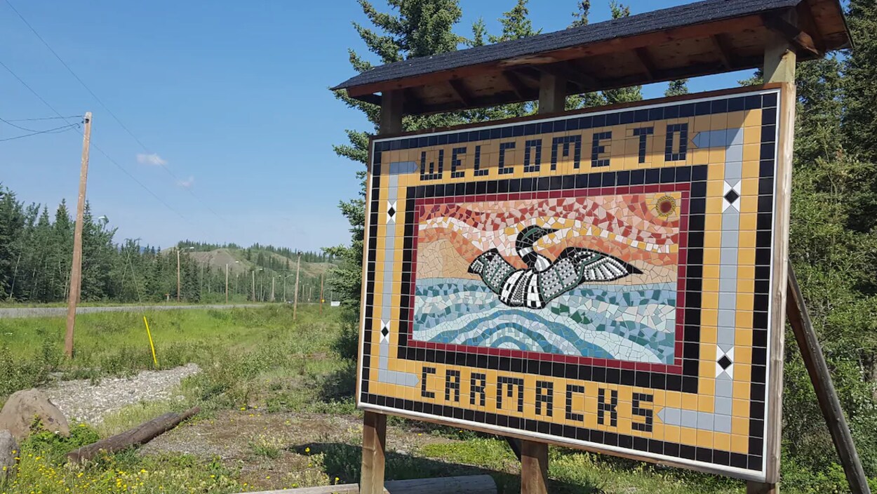 Un signe qui souhaite la bienvenue aux gens qui arrivent à Carmacks.
