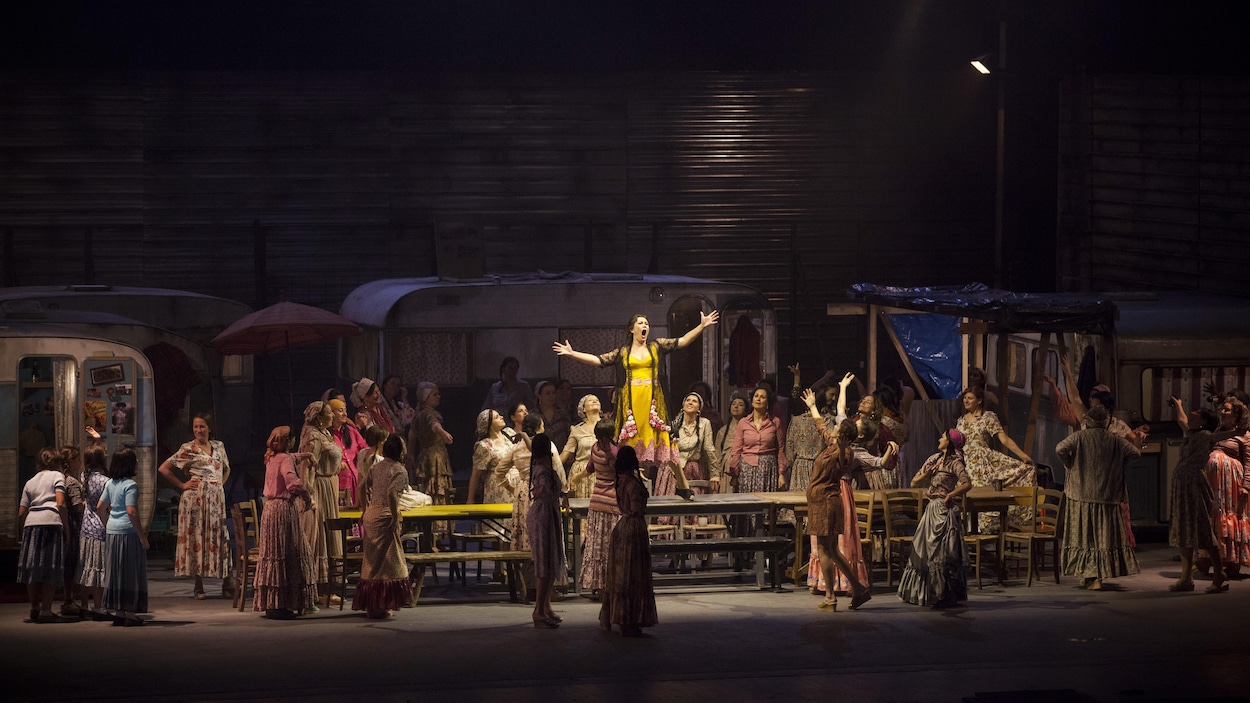 Une scène de l'opéra Carmen présenté au théâtre Maggio Musicale Fiorentino, à Florence, en Italie. Une scène de l'opéra Carmen présenté au théâtre Maggio Musicale Fiorentino, à Florence, en Italie.