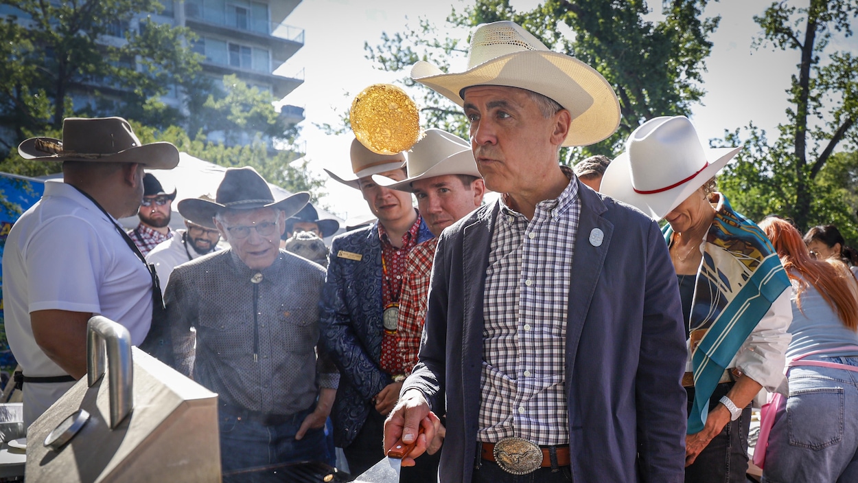 Mark Carney maîtrise l’art de retourner les crêpes du Stampede de Calgary