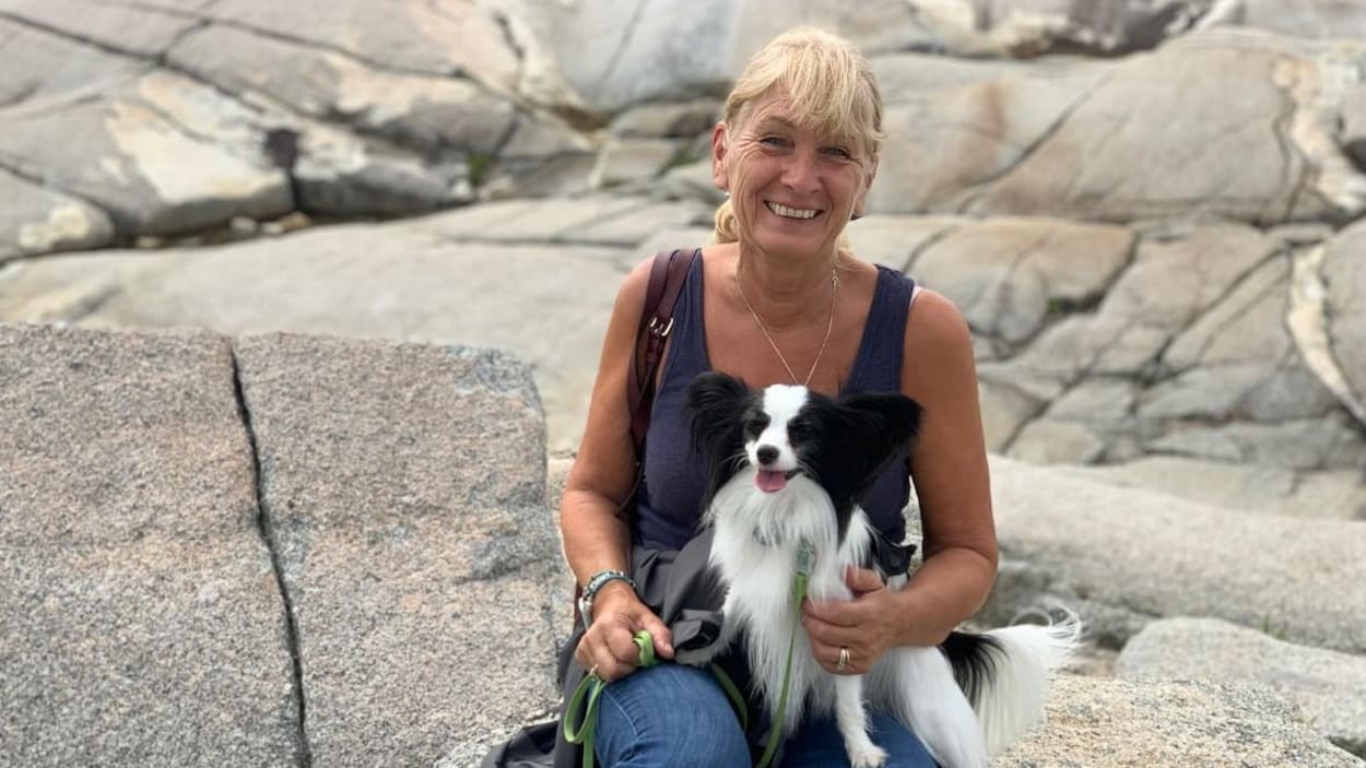 Carol Craig avec son chien blanc et noir, Eddie, sur les genoux