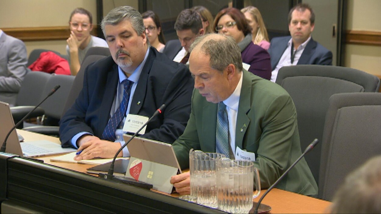 Deux hommes devant des micros