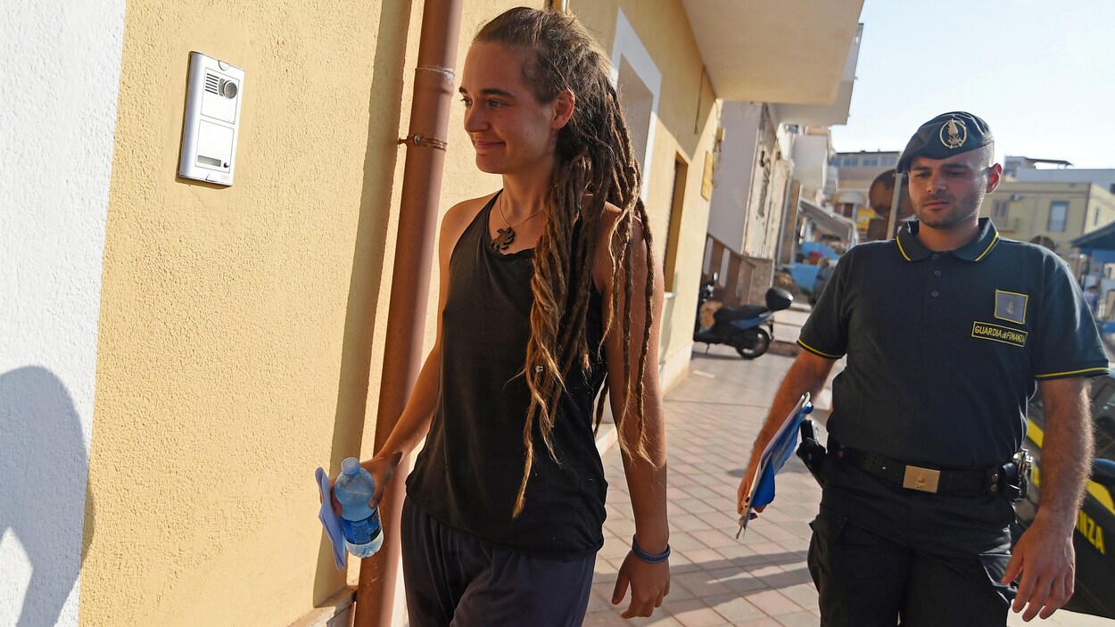 Carola Rackete suivie d'un policier.