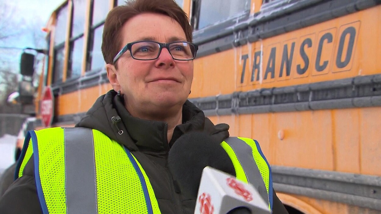 Carole Laplante devant un autobus scolaire de la compagnie Transco. Carole Laplante devant un autobus scolaire de la compagnie Transco.