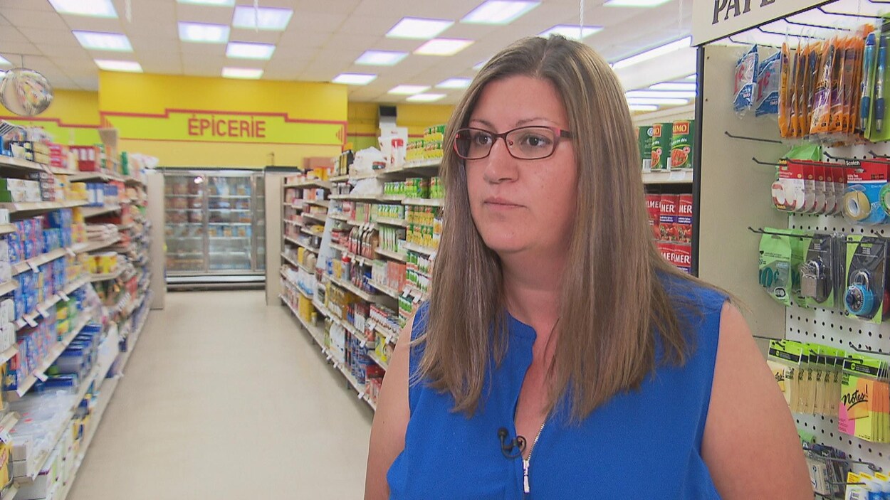 Caroline dans une allée de l'épicerie