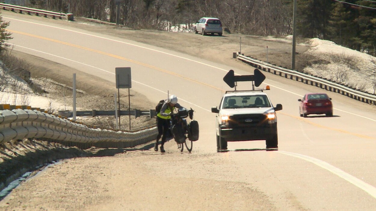 L'ultra-marathonienne Caroline Côté en arrivant près de Baie-Comeau