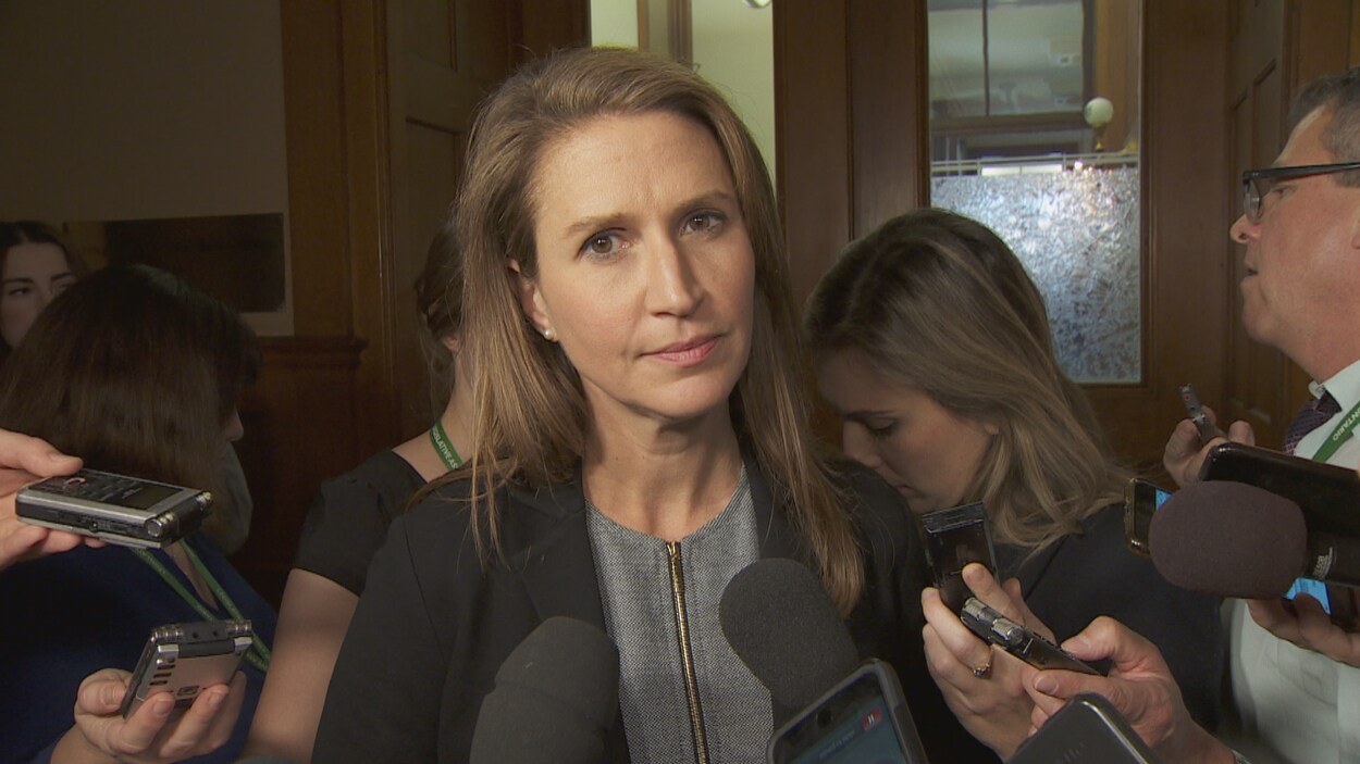 La ministre des Affaires francophones, Caroline Mulroney regarde la caméra lors d'une mêlée de presse à Queen's Park.