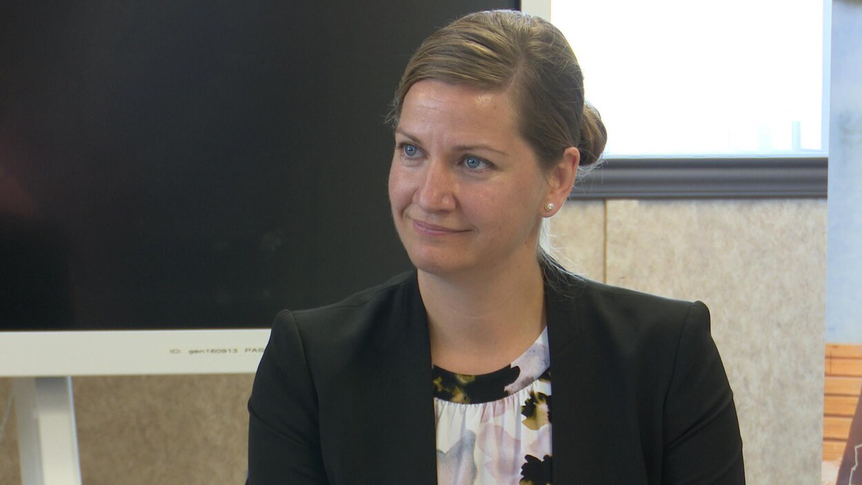 Caroline Roy écoute une personne hors champ durant un réunion du conseil d'administration.