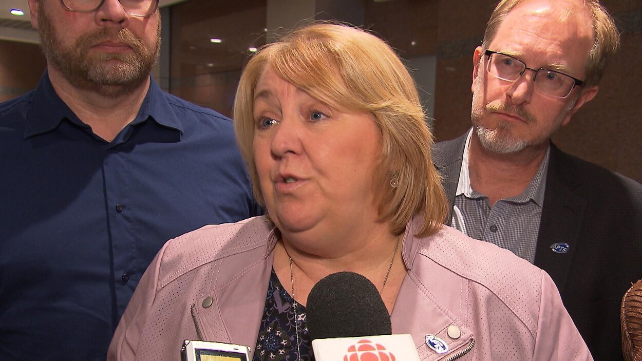 Madame Dubé répond aux questions des journalistes.