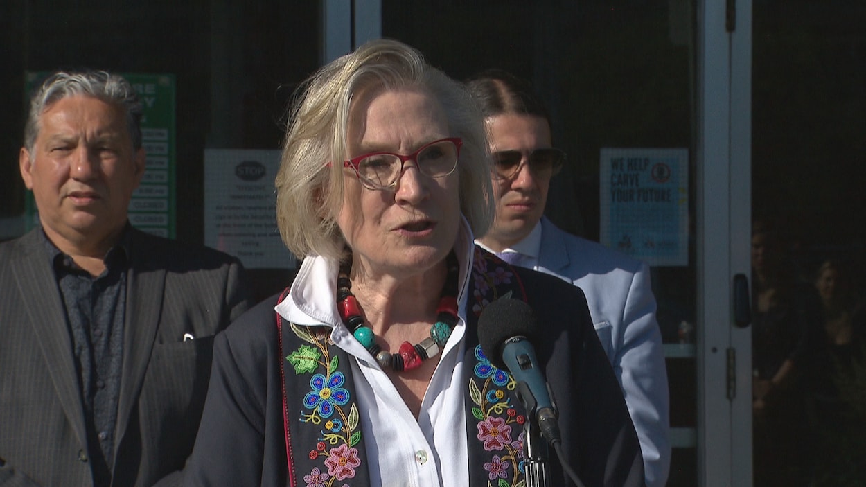 La ministre des Relations Couronne-Autochtones, Carolyn Bennett, lors d'une conférence de presse.