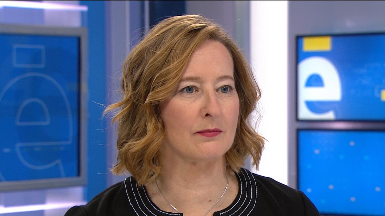 Une femme répond aux questions de Gérald Fillion sur le plateau de l'émission RDI économie.