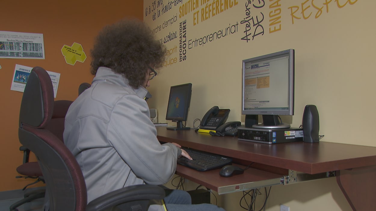 Un jeune utilise un ordinateur au Carrefour Jeunesse Emploi de Haute-Gaspésie