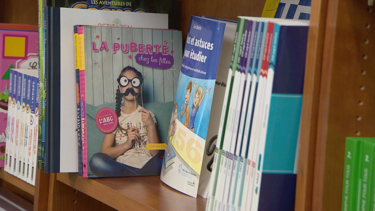 Des livres sur des tablettes d'une librairie.