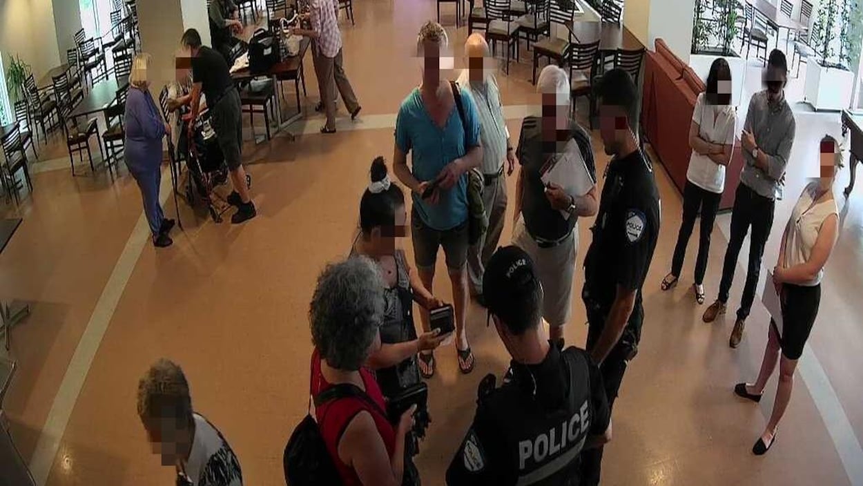 Des agents prennent les dépositions des gens sur place. Des agents prennent les dépositions des gens sur place.