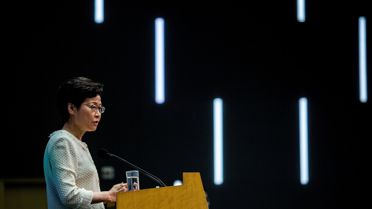 Portrait de Carrie Lam pendant un discours
