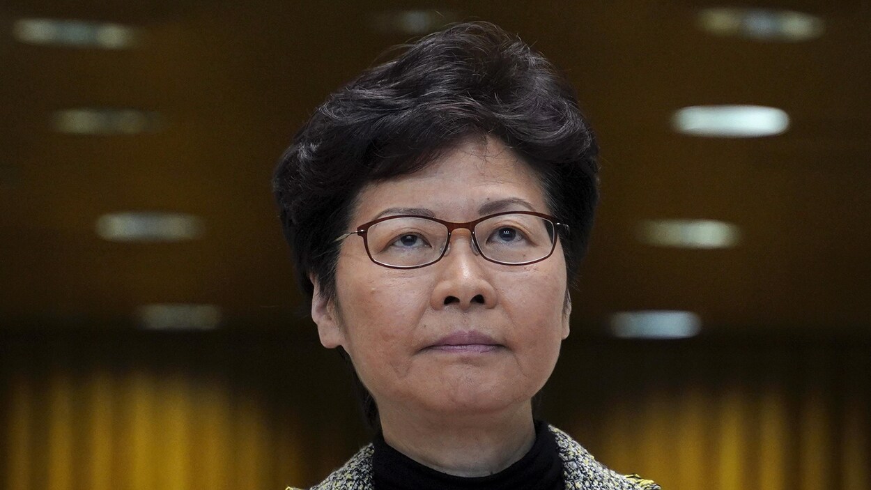 Carrie Lam a un regard impassible.