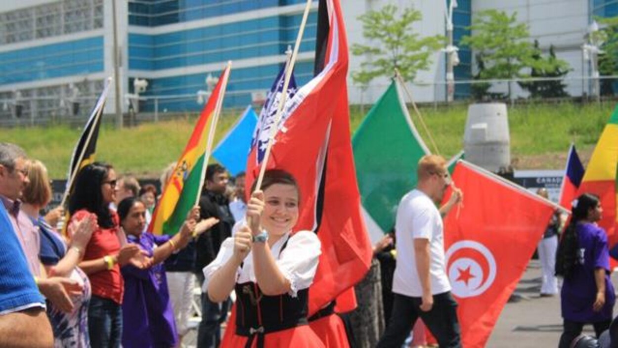 Procession de gens qui brandissent des drapeaux Procession de gens qui brandissent des drapeaux