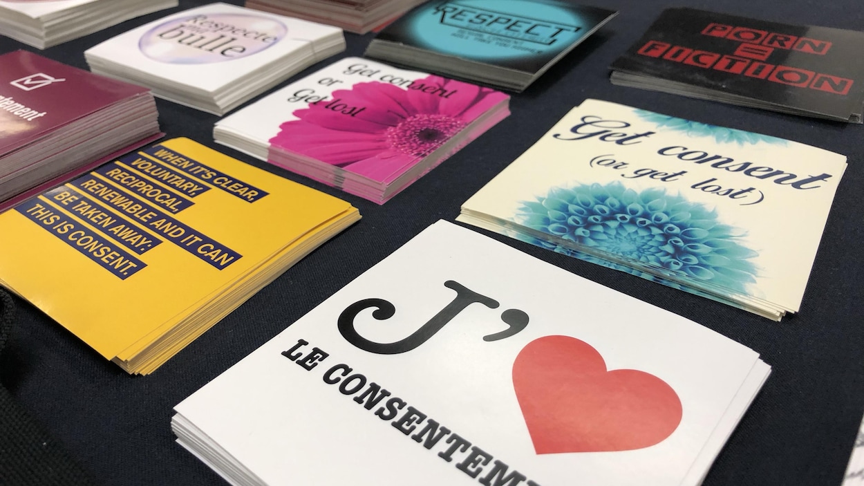 Des cartes sur le consentement. Sur l'une d'elles, on peut lire «J'aime le consentement ».