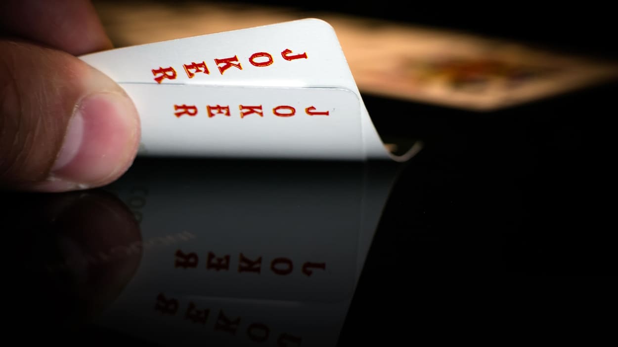 Deux cartes à jouer qui se révèlent être des jokers.