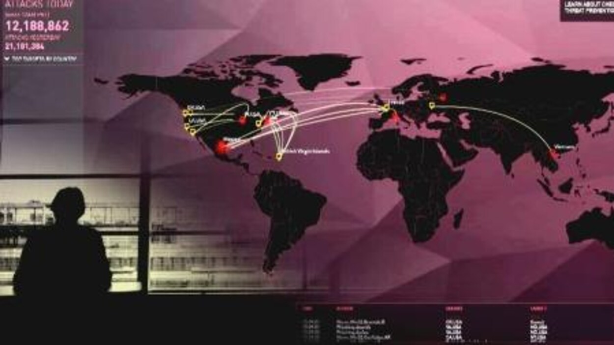 On voit une carte du monde représentant les lieux d'origine et les cibles de cyberattaques lors d'une journée typique. On voit une carte du monde représentant les lieux d'origine et les cibles de cyberattaques lors d'une journée typique.