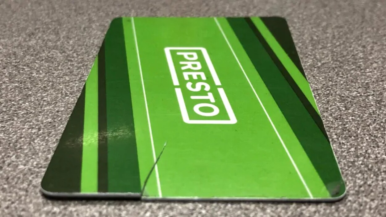 Une carte Presto brisée.