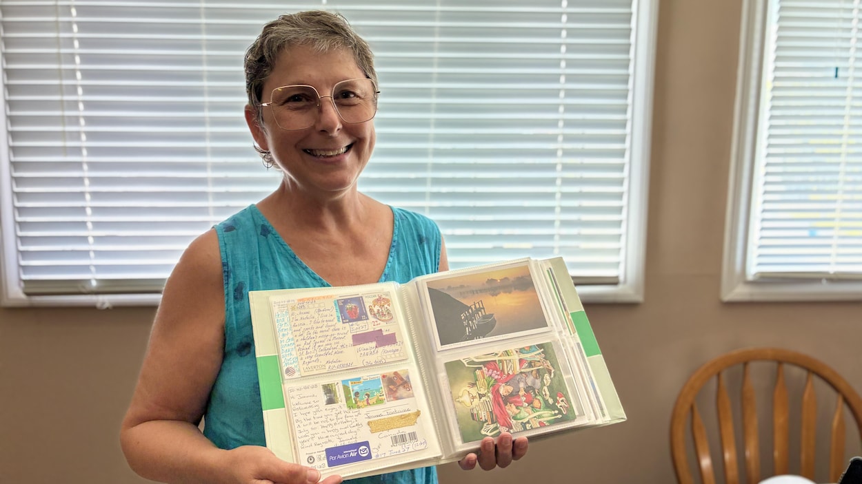 Cartes postales : l’art de la correspondance manuscrite séduit au Manitoba