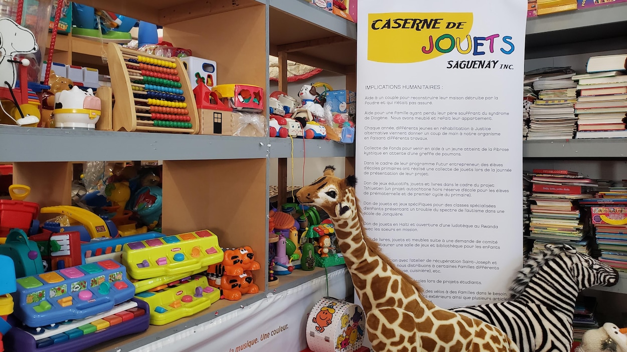 Des peluches et des jouets sur des étagères.