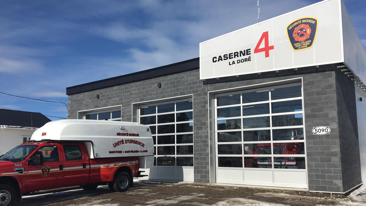 L'extérieur de la caserne L'extérieur de la caserne