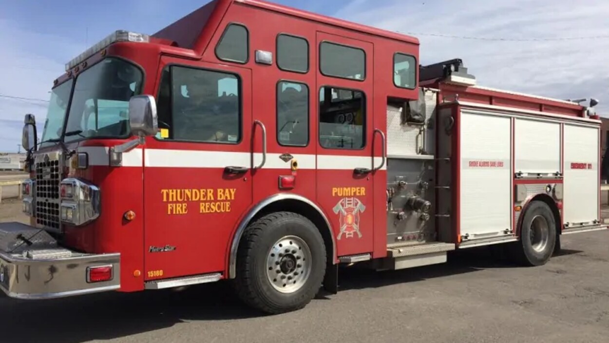 Un camion de pompier de la Ville de Thunder Bay.