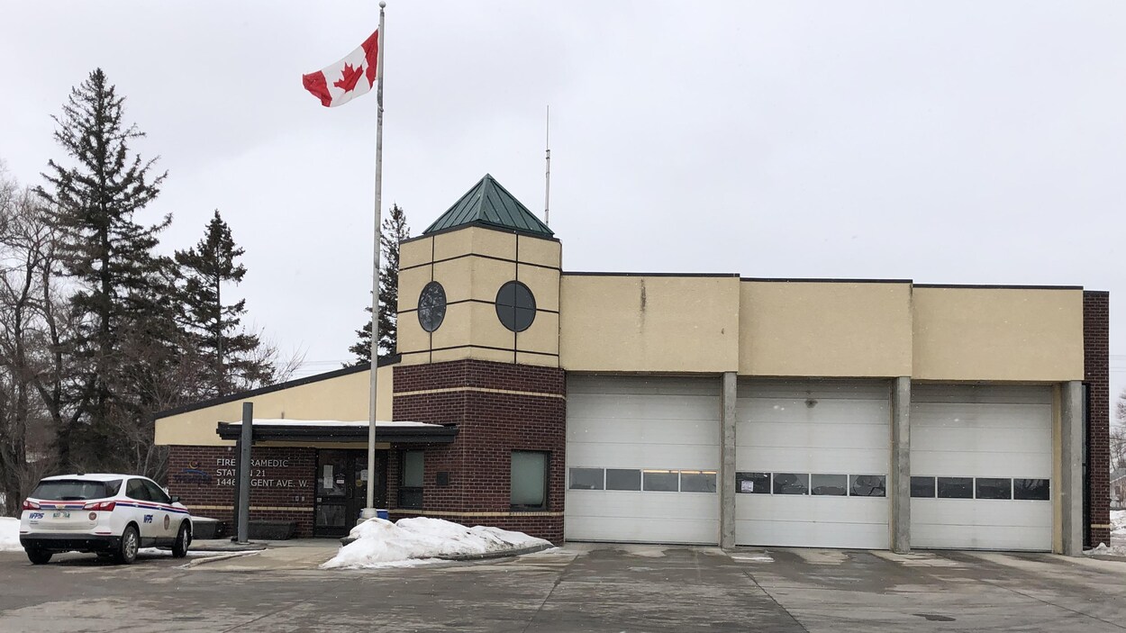 Une caserne de pompiers en brique avec un drapeau canadien.