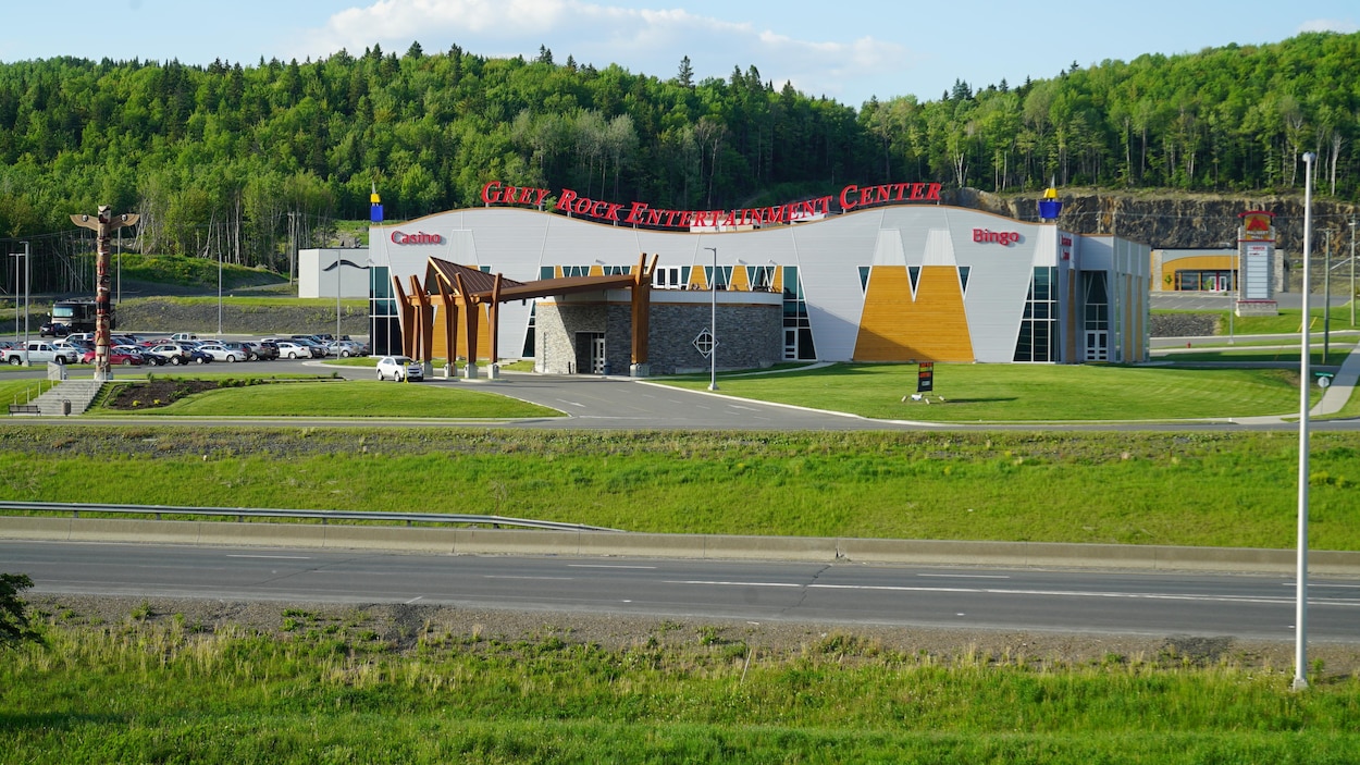 Le casino se trouve le long de la Transcanadienne.