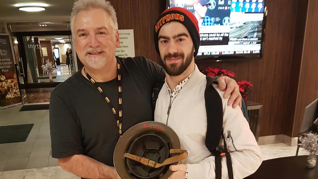 Eugene Restiaux, à gauche, et Phil Di Cecco, à droite, qui tiennent le casque appartenant à l'oncle défunt de M. Restiaux Eugene Restiaux, à gauche, et Phil Di Cecco, à droite, qui tiennent le casque appartenant à l'oncle défunt de M. Restiaux