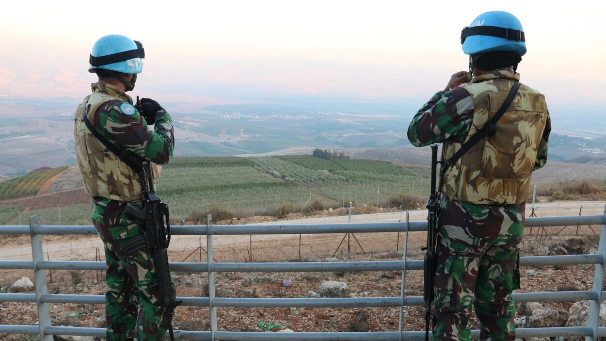 Deux Casques bleus scrutent l'horizon.