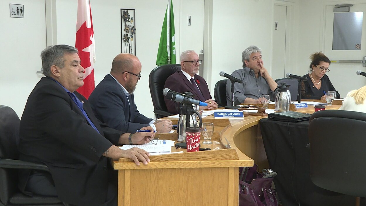 Le maire et des conseillers municipaux de Casselman.