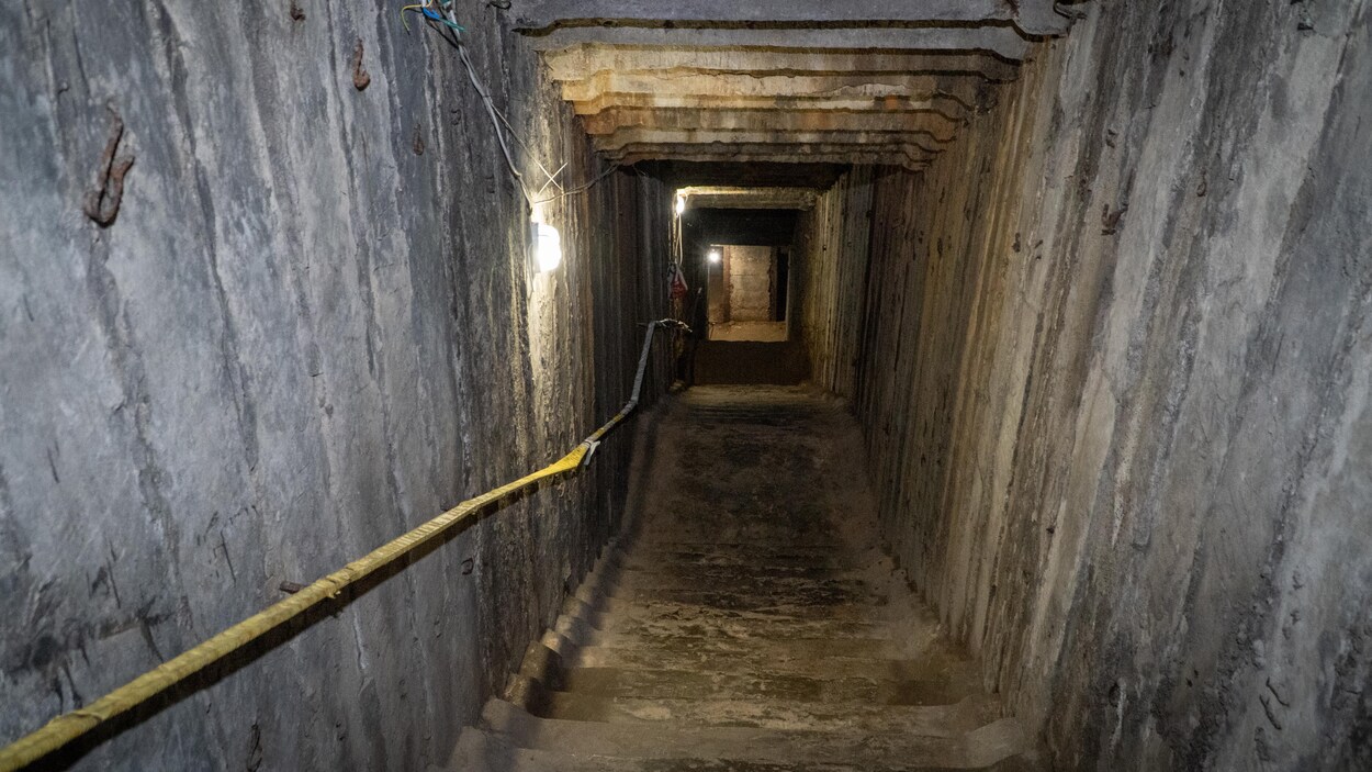 Un grand escalier.