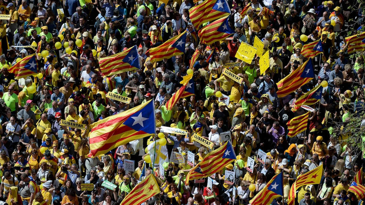 Des milliers de manifestants ont pris la rue d'assaut à Barcelone, dimanche, pour protester contre l'emprisonnement des leaders indépendantistes catalans. Des milliers de manifestants ont pris la rue d'assaut à Barcelone, dimanche, pour protester contre l'emprisonnement des leaders indépendantistes catalans.