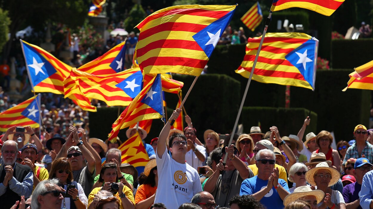 Des manifestants indépendantistes défilent dans les rues de Barcelone, le 11 juin 2017. Des manifestants indépendantistes défilent dans les rues de Barcelone, le 11 juin 2017.
