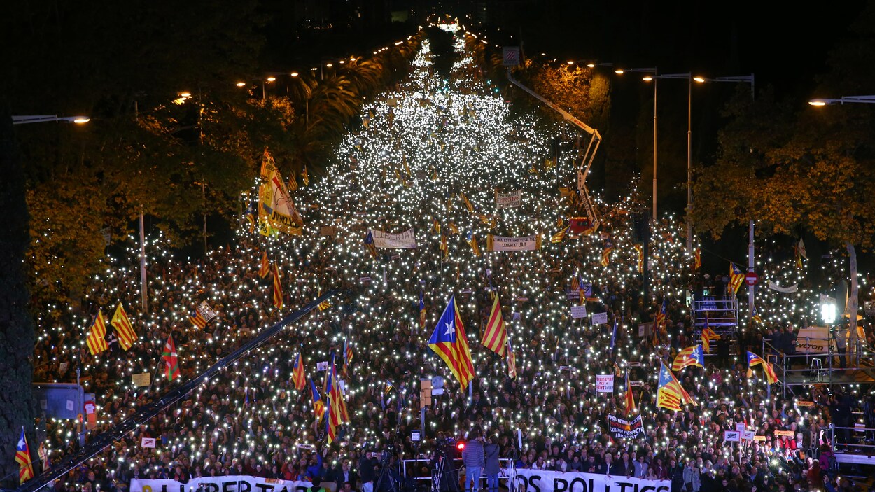 Plusieurs centaines de milliers de manifestants catalans dans une rue de Barcelone Plusieurs centaines de milliers de manifestants catalans dans une rue de Barcelone