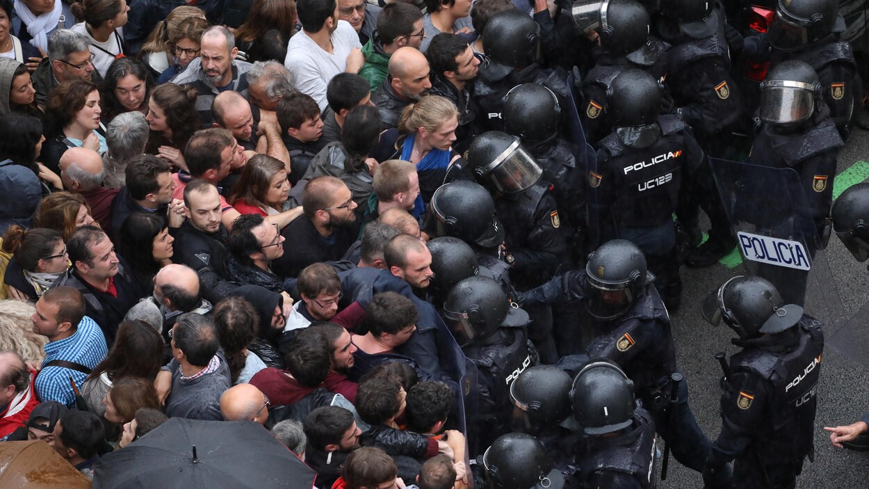La police nationale espagnole est intervenue pour empêcher la tenue du référendum sur l'indépendance de la Catalogne.