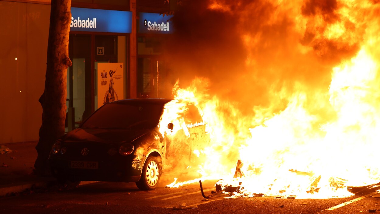 Un voiture en flammes.