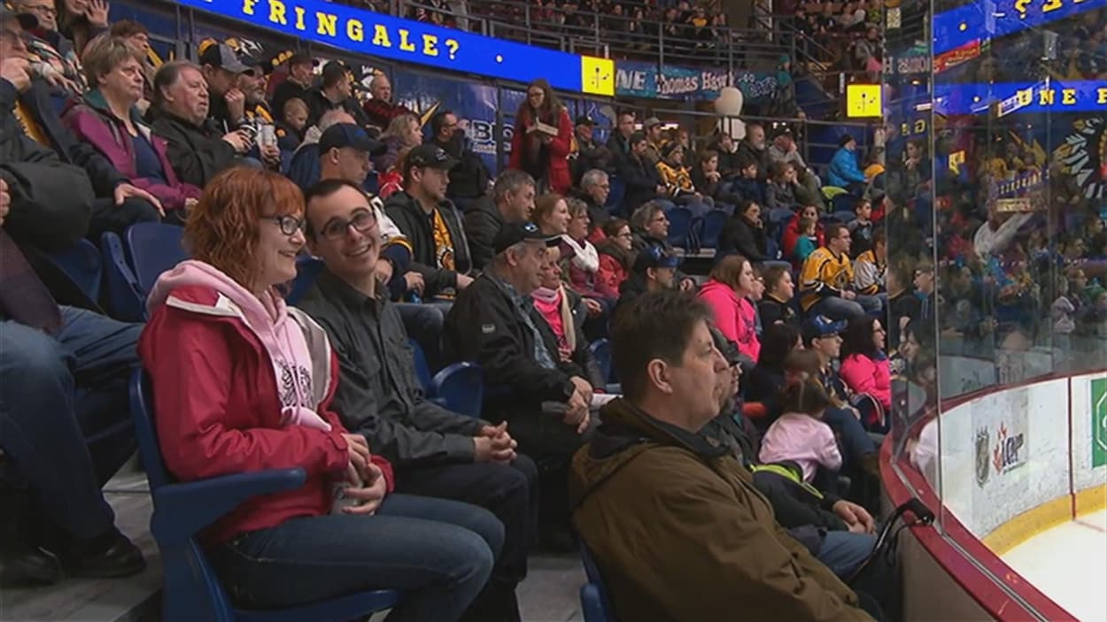 Des spectateurs rassemblés pour voir les Cataractes de Shawinigan affronter les Foreurs de Val d'Or. Des spectateurs rassemblés pour voir les Cataractes de Shawinigan affronter les Foreurs de Val d'Or.