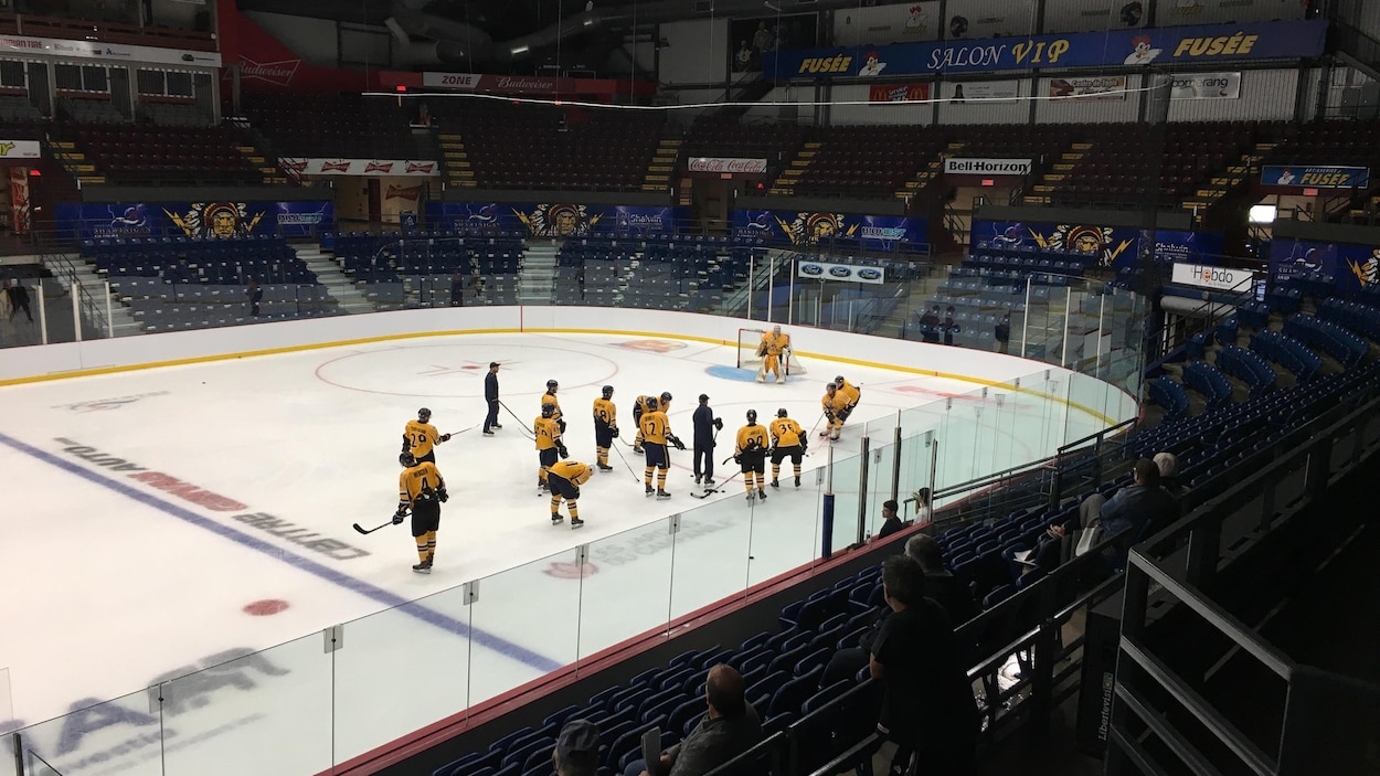 Treize joueurs et deux entraîneurs des Cataractes de Shawinigan sont sur la glace du Centre Gervais Auto à l'occasion de leur camp d'entraînement. Quelques partisans sont dans les gradins pour observer l'équipe.