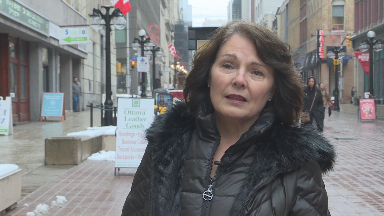 Cathay Wagantall debout dans une rue d'Ottawa.