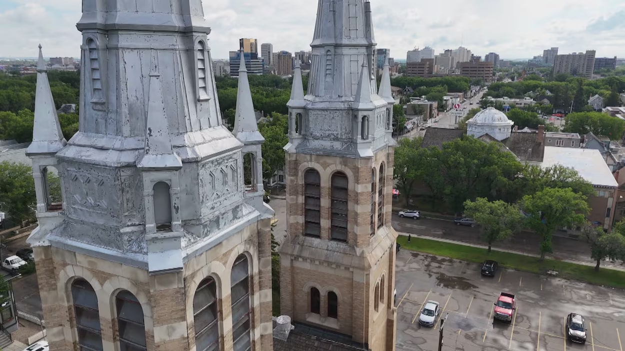 Des flèches de la cathédrale Holy Rosary de Regina seront démontées en vue des rénovations